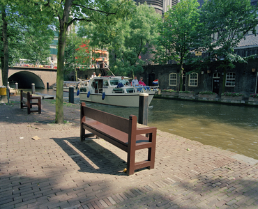 801079 Afbeelding van de zitbanken bij de aanlegplaats van Rederij Schuttevaer aan de Oudegracht te Utrecht, bij de ...